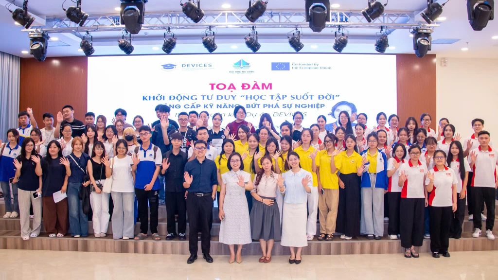 CEO & Co-Founder TalentsAll Global Đàm Thị Thu Trang chia sẻ cùng sinh viên tại Workshop “Nâng cấp kỹ năng, bứt phá sự nghiệp”.