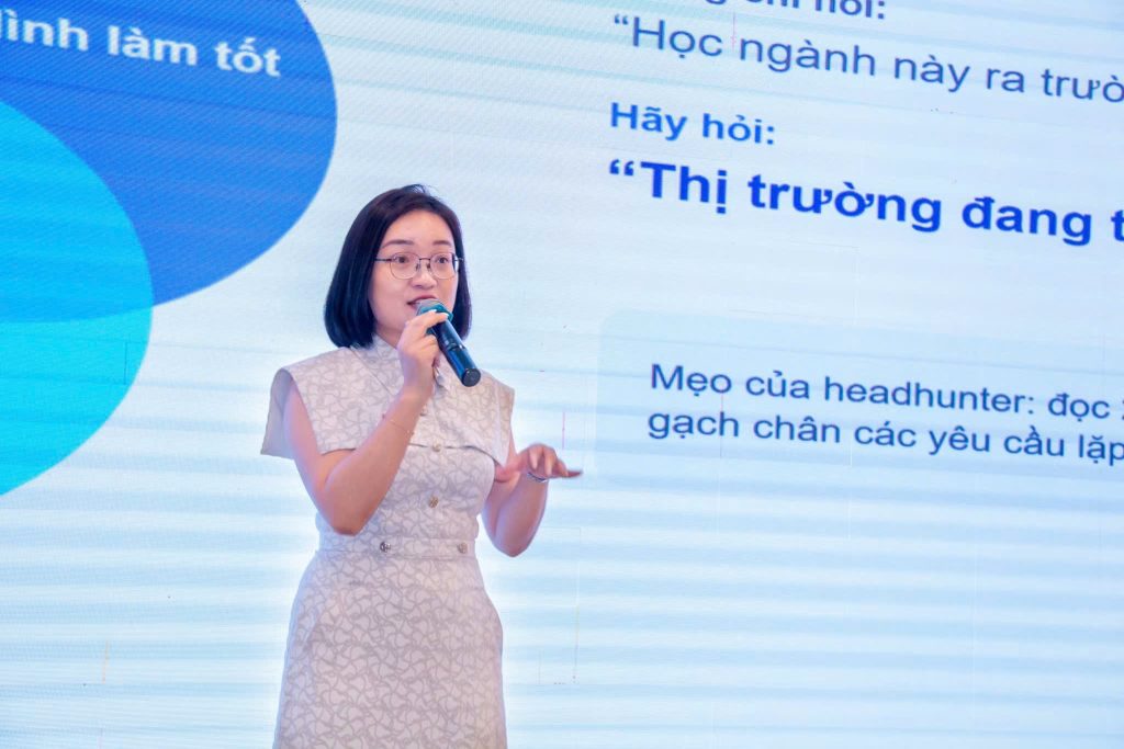 CEO & Co-Founder TalentsAll Global Đàm Thị Thu Trang chia sẻ cùng sinh viên tại Workshop “Nâng cấp kỹ năng, bứt phá sự nghiệp”.