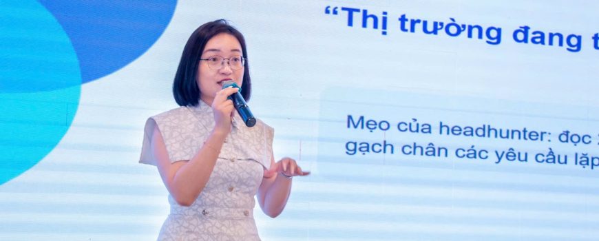 CEO & Co-Founder TalentsAll Global Đàm Thị Thu Trang chia sẻ cùng sinh viên tại Workshop “Nâng cấp kỹ năng, bứt phá sự nghiệp”.