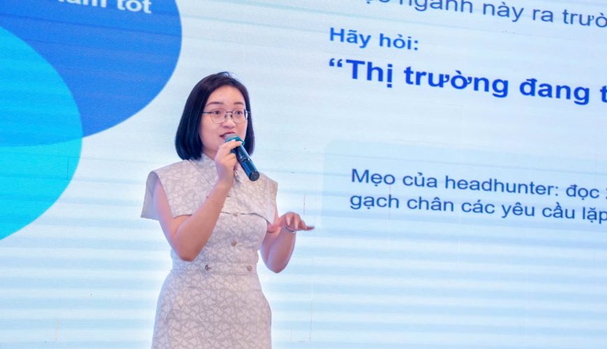 CEO & Co-Founder TalentsAll Global Đàm Thị Thu Trang chia sẻ cùng sinh viên tại Workshop “Nâng cấp kỹ năng, bứt phá sự nghiệp”.