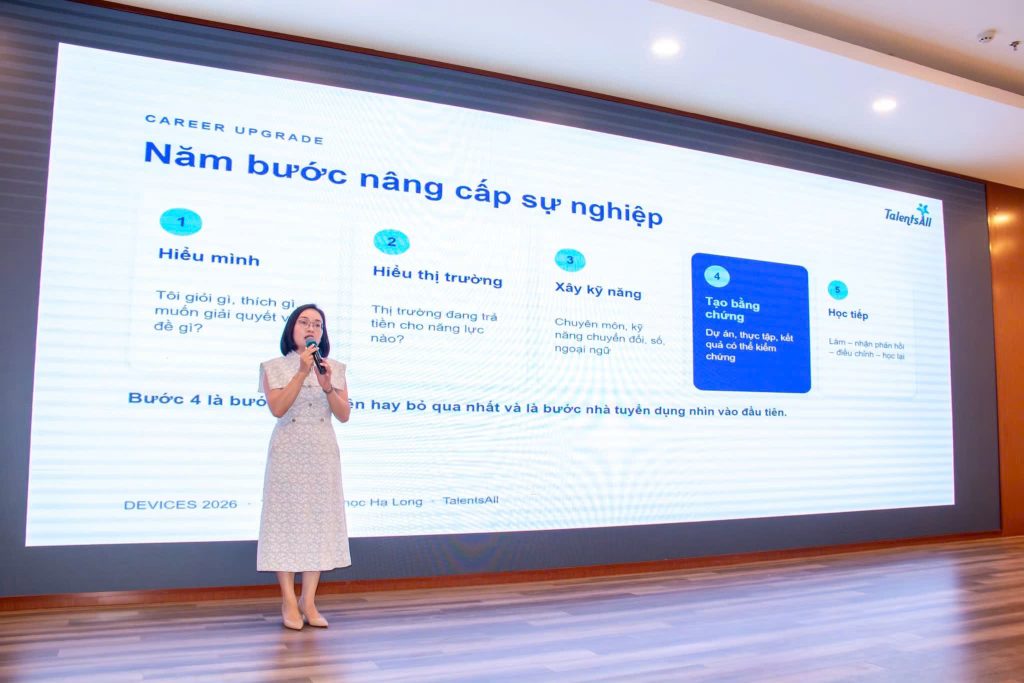 CEO & Co-Founder TalentsAll Global Đàm Thị Thu Trang chia sẻ cùng sinh viên tại Workshop “Nâng cấp kỹ năng, bứt phá sự nghiệp”.